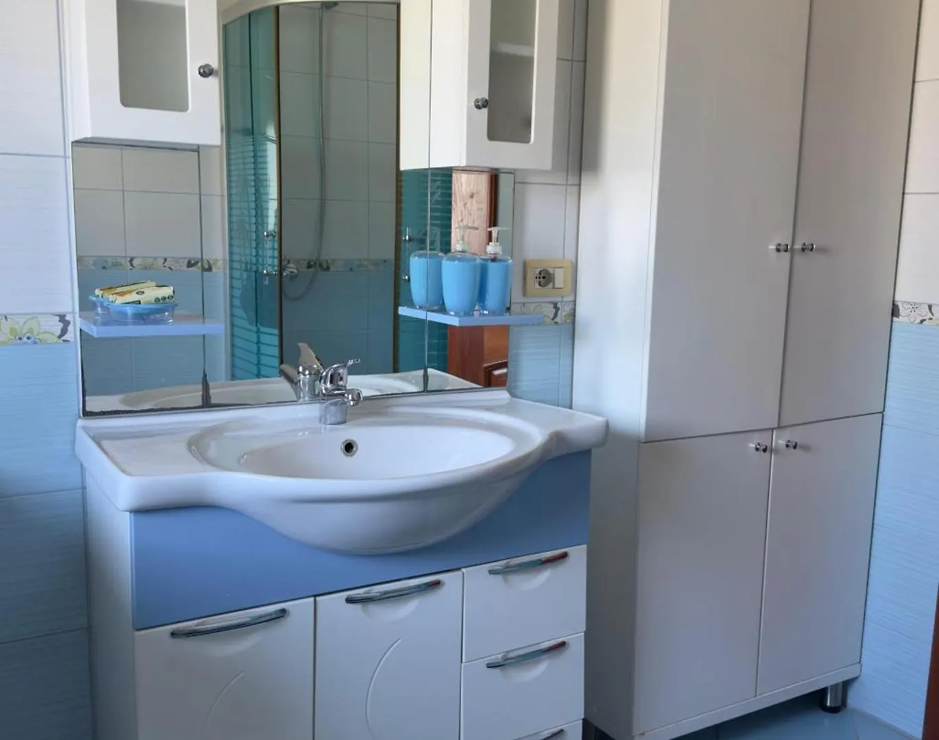 Spacious & Cozy Family Apt Near Sanatorium Tirana 0*,